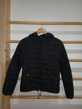 Chaqueta acolchada negra con capucha