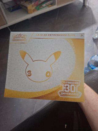 Caja de Entrenador Élite Pokémon 30 Aniversario