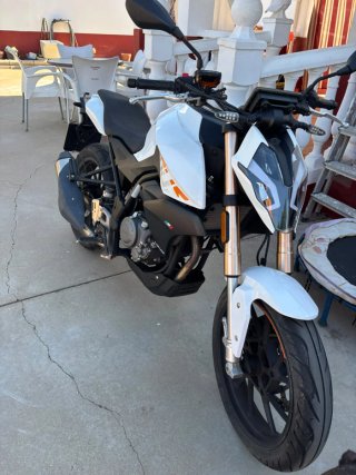 Acepto cambio Moto 125 Naked Blanca y Negra