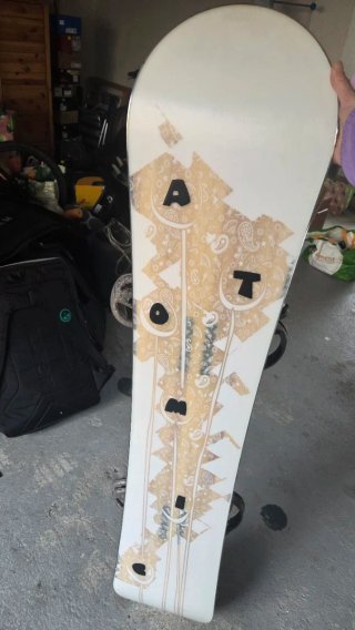 Pack Snowboard Atomic con Fijaciones y Bot