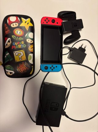 Nintendo Switch con accesorios y funda Mario