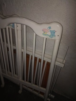 Cuna de madera blanca con detalles infantiles