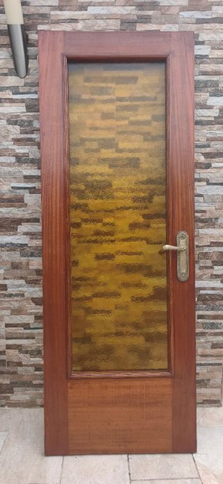 Puerta de interior de madera con cristal