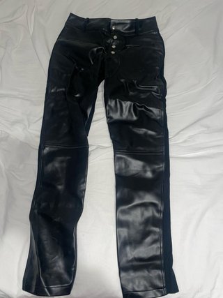Pantalón Negro Efecto Piel