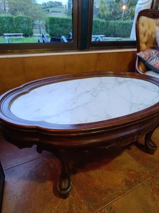 Mesa de Centro Ovalada de Madera y Mármol
