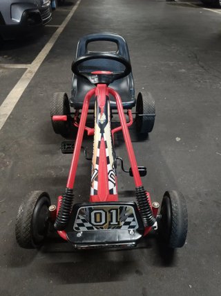 Coche de pedales infantil rojo