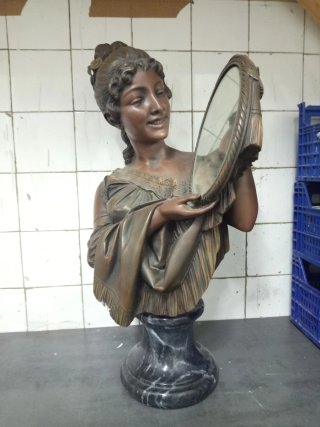 Busto de Mujer con Espejo y Base de Mármol