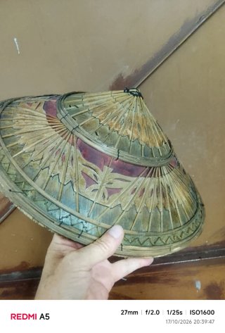 Sombrero cónico tradicional