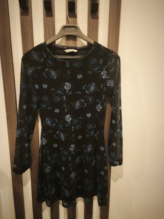 Vestido negro con estampado floral