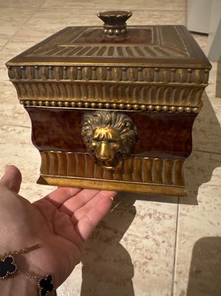 Joyero Antiguo con Detalle de León