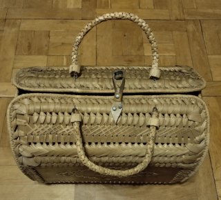 Cesta de mimbre artesanal
