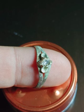 Anillo antiguo con detalle floral.