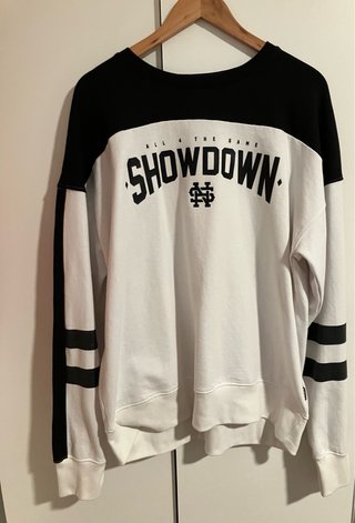 Sudadera sin capucha blanca y negra