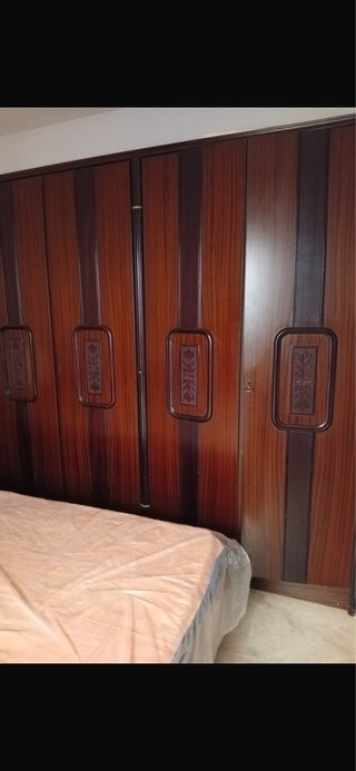 Armario de madera clásico
