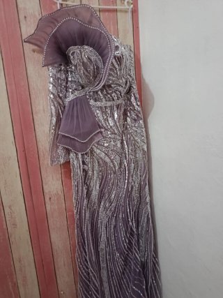 Vestido de fiesta con lentejuelas y perlas