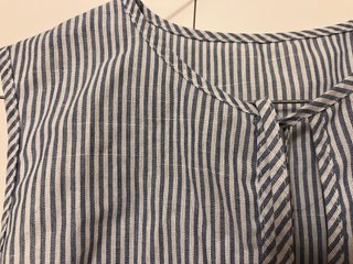 Blusa de rayas azul y blanca