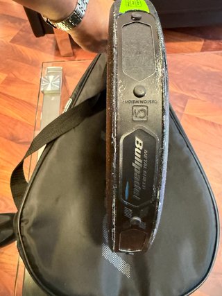 Pala de pádel Bullpadel con funda