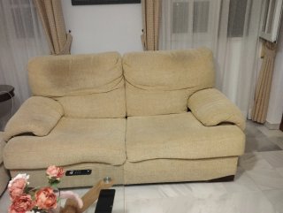 Sofá de dos plazas beige
