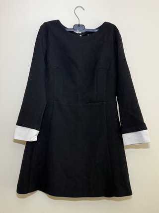 Vestido Negro con Puños Blancos