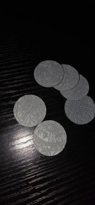Toppers personalizados para peanas de miniaturas