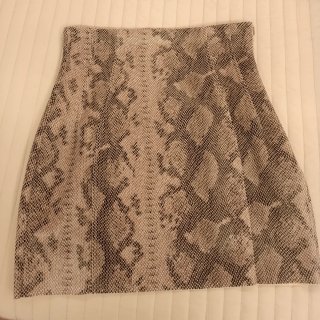 Falda con estampado de serpiente