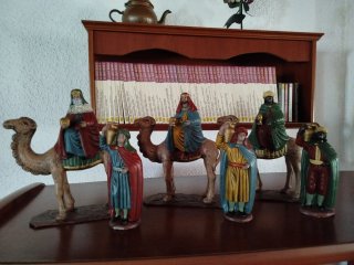 Lote Figuras Reyes Magos y sus Pajes