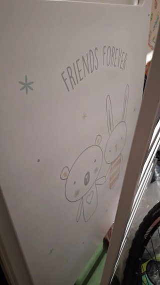 Cuna de bebé con diseño infantil