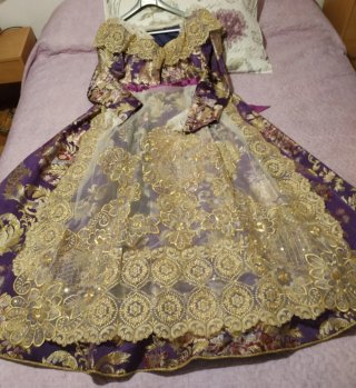 Traje de Fallera Morado y Dorado