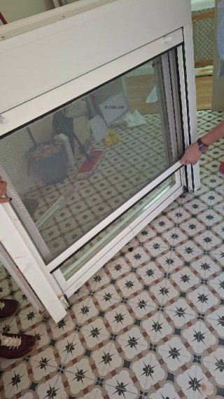de Aluminio Oscilobatiente con Persiana y mosquite