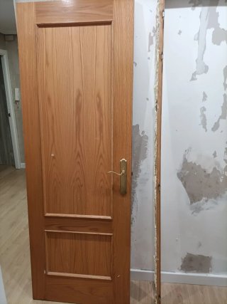 Puerta de madera con manilla hay 3 puertas