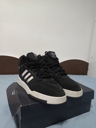 Zapatillas Adidas Negras y Blancas