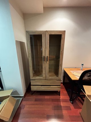 Vitrina de madera y cristal