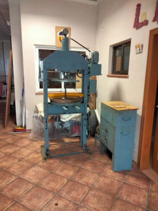 Prensa de extracción de aceite y estantería