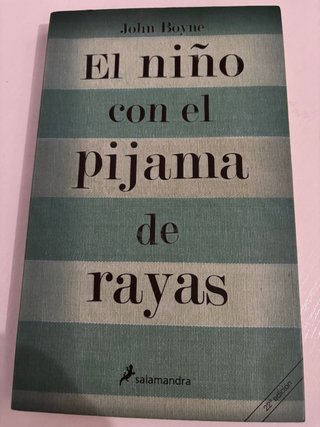 El niño con el pijama de rayas