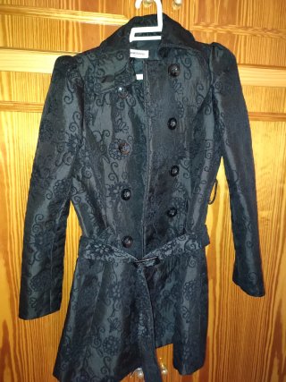 Chaquetón negro con estampado