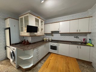 Cocina completa con muebles blancos