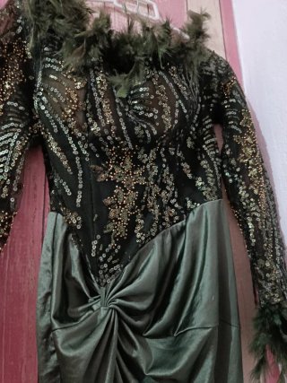 Vestido de fiesta con lentejuelas y plumas