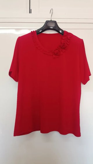 Blusa roja con detalle de flores