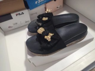 Sandalias Negras con Detalle de Oso
