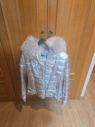 Chaqueta Plumas Plateada con Pelo
