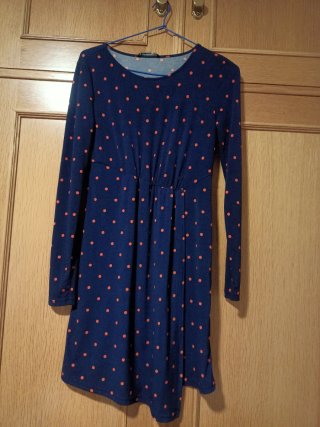 Vestido azul con lunares naranjas