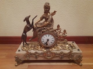 Reloj de Sobremesa con Figura Decorativa