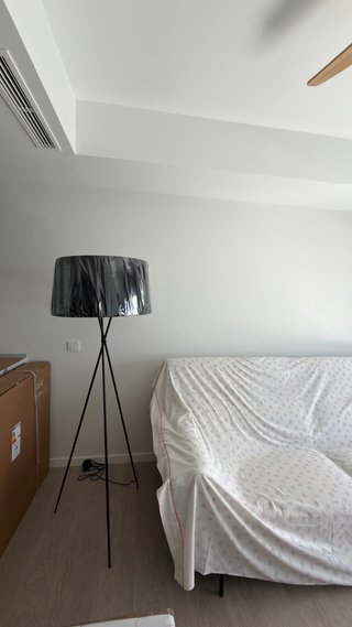 Lámpara de pie de diseño. Acero y pantalla negra