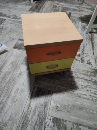 Cajonera mesita de noche con ruedas