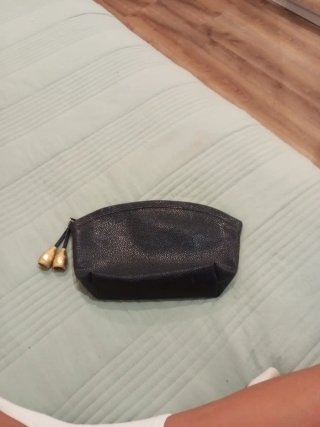 Neceser Negro con Detalles Dorados