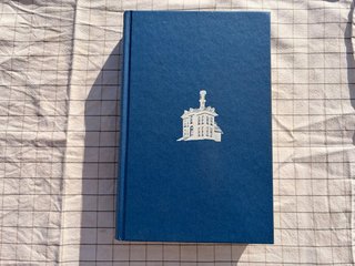 La casa en el mar más azul