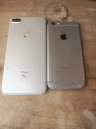 Dos iPhone Apple Plateados