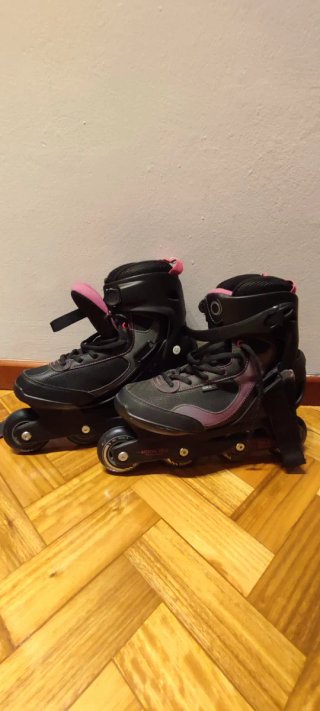 Patines en línea negros y rosas