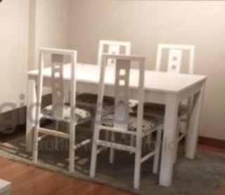 Mesa de Comedor con 4 Sillas Blancas