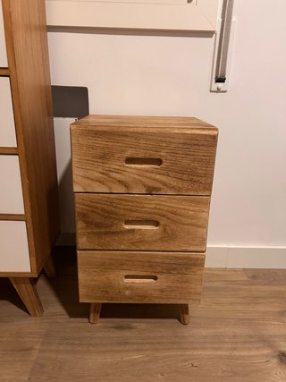Mesita de noche Muy Mucho de madera maciza